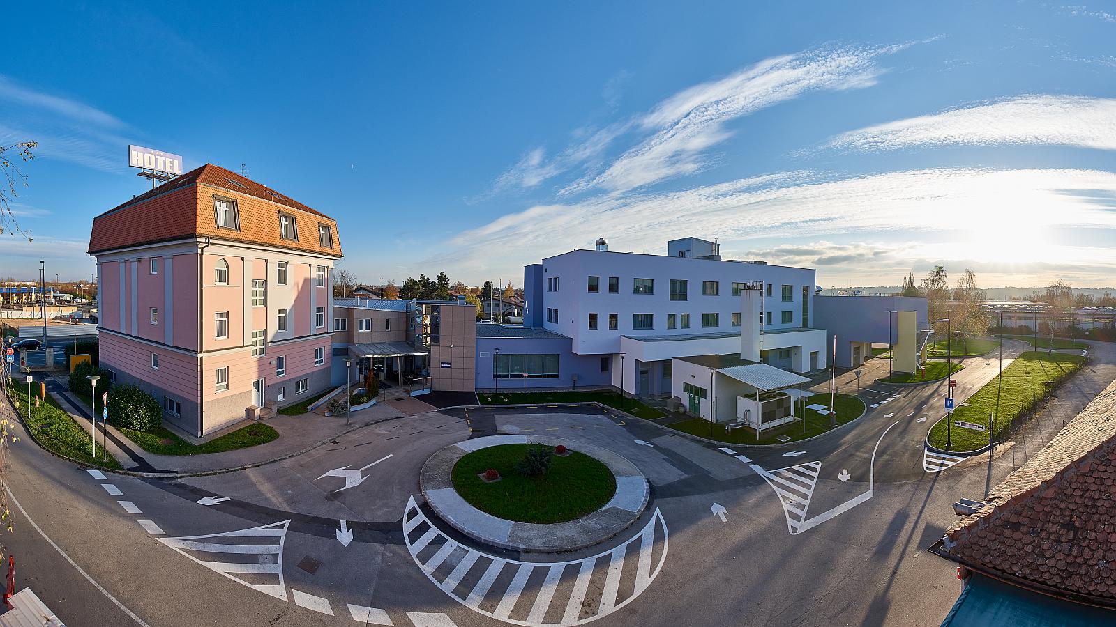 
              U gradu susreta, <br/>mi smo hotel susreta...            